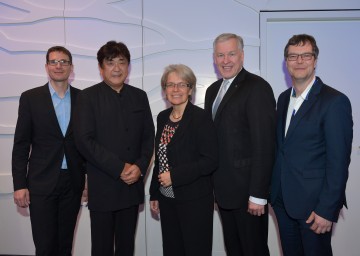 Vor dem Konzert in der Elbphilharmonie: Philipp Stein (Geschäftsführer Grafenegg), Tonkünstler-Chefdirigent Yutaka Sado, Landesrätin Petra Bohuslav, Landesrat Martin Eichtinger, Tonkünstler-Geschäftsführer Frank Druschel