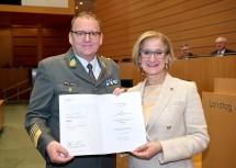 Landeshauptfrau Johanna Mikl-Leitner verlieh den Berufstitel „Professor“ an den Kapellmeister der Militärmusik Niederösterreich, Oberst Mag. Adolf Obendrauf