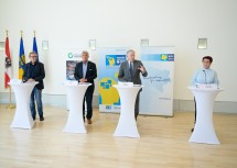 Dr. Andreas Schneider, Leiter des Demenz-Service im NÖGUS, Vorsitzender des ÖGK-Landesstellenausschusses Norbert Fidler, Landesrat Martin Eichtinger und Demenzexpertin Gerlinde Oberbauer bei der Pressekonferenz zu 5 Jahre NÖ Demenz-Service.