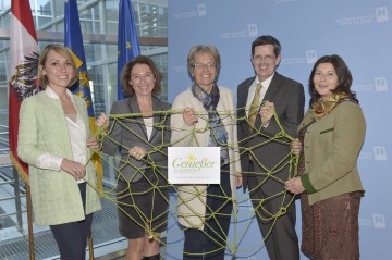 Im Bild von links nach rechts: Mag. Christiane Varga (Zukunftsinstitut), Ilona Bugelnig (Landhaus Moserhof), Tourismus-Landesrätin Dr. Petra Bohuslav, Prof. Christoph Madl, MAS (Niederösterreich-Werbung), Gisela Bauer (Weingut Norbert Bauer).