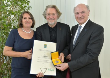 Landeshauptmann Dr. Erwin Pröll überreichte das „Große Goldene Ehrenzeichen für Verdienste um das Bundesland Niederösterreich“ an Prof. Peter Loidolt.