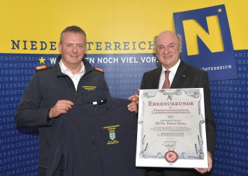 Landesfeuerwehrkommandant Dietmar Fahrafellner, MSc überreichte Landeshauptmann Dr. Erwin Pröll die erste Ehrenurkunde des Niederösterreichischen Landesfeuerwehrverbandes als Zeichen des Dankes. (v.l.n.r.)