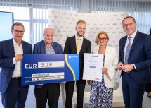 Der zweite Platz ging an Tobias Mayr (m.), im Bild mit EVN-Vorstandsdirektor Stefan Szyszkowitz, Jury-Vorsitzender Georg Wailand, Landeshauptfrau Johanna Mikl-Leitner und dem Obmann des Vereines, Chefredakteur Daniel Lohninger.