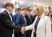 Landeshauptfrau Johanna Mikl-Leitner gratuliert den Absolventinnen und Absolventen der „Klasse Wirtshauskultur“ an der HLF Krems.