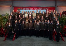 Geehrte Feuerwehrkameradinnen und –Kameraden aus dem Bezirk St. Pölten mit Landesfeuerwehrkommandant Dietmar Fahrafellner, Landeshauptfrau Johanna Mikl-Leitner und LH-Stellvertreter Stephan Pernkopf.