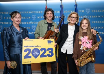 Landeshauptfrau Johanna Mikl-Leitner traf sich mit Vertretern der Regionalkultur, um sich für Ihre Leistungen zu bedanken und sich über zukünftige Pläne zu informieren: Daniela Heinzl, Obfrau der Niederösterreichischen Goldhauben,  Philipp Griessler, Musiker, Landeshauptfrau Johanna Mikl-Leitner, Marlies, Schülerin der Musikschule Prinzersdorf  (v.l.n.r.)