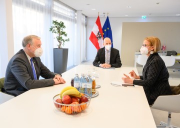 Beim Arbeitsgespräch (v.l.): Landesrat Martin Eichtinger, Bundesminister Martin Kocher und Landeshauptfrau Johanna Mikl-Leitner