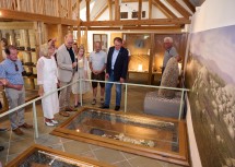 Im Anschluss an die Übernahme der Patenschaft gab es noch eine Besichtigung des Urzeitmuseums, in dem u.a. der älteste Weinkernfund Österreichs dokumentiert ist.