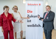 First Volunteer Doris Schmidauer, Gattin des Bundespräsidenten, Landeshauptfrau Johanna Mikl-Leitner und Rotkreuz-Präsident Hans Ebner präsentieren den Slogan „Die Zukunft ist weiblich“.