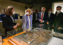 Landeshauptfrau Johanna Mikl-Leitner beim Ausstellungsrundgang.