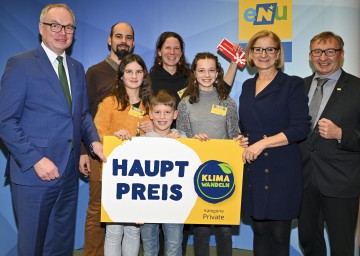 (li.) LH-Stellvertreter Stephan Pernkopf, (li.) Landeshauptfrau Johanna Mikl-Leitner und eNu-Geschäftsführer Herbert Greisberger mit den Gewinnern in der Kategorie Privathaushalte, Familie Schwarz mit ihrem Projekt „Urlaub mit Öffis und Fahrrad“.