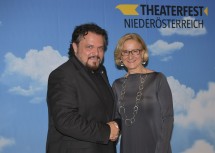 Ein ganzes Land ist Bühne: Werner Auer, Obmann vom Theaterfest Niederösterreich, und Landeshauptfrau Johanna Mikl-Leitner bei der Präsentation des Programmes.