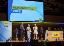 Landeshauptfrau Johanna Mikl-Leitner im Gespräch mit LH-Stellvertreter Stephan Pernkopf und Moderatorin Kristina Sprenger.