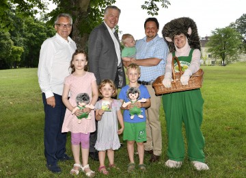 Im Bild von links nach rechts: Bürgermeister Robert Dienst, Felicitas, Elisabeth, Landesrat Martin Eichtinger, Maximilian, Wolfgang Mastny mit Sohn Alexander, Igel NIG