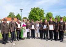 Landeshauptfrau Johanna Mikl-Leitner und Bürgermeisterin Sonja Platzer mit den geehrten und ausgezeichneten Feuerwehrleuten beim 140. Jubiläum in Großharras.