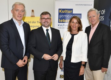Neue Wege im Bereich des lebenslangen Lernens präsentiert. Im Bild von links nach rechts: Geschäftsführer Martin Lammerhuber, Landesrat Ludwig Schleritzko, IMC FH Krems-Geschäftsführerin Ulrike Prommer und Lehrgangsleiter Martin Peter