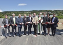 Freuen sich über die Fertigstellung des Hochwasserschutzes: DI Otto Jungwirth (Werner Consult), Vizebürgermeister Gerhard Leeb, Landtagsabgeordneter Karl Moser, Sektionschefin Mag. Ursula Zechner (Sektion Verkehr), Bürgermeister Manfred Mitmasser, Landesrat Dr. Stephan Pernkopf, Pfarrer Jan Skrzypek, Nationalrat DI Georg Strasser, Landtagsabgeordnete Renate Gruber und HR DI Norbert Knopf (Abteilung Wasserbau). (v.l.n.r.)