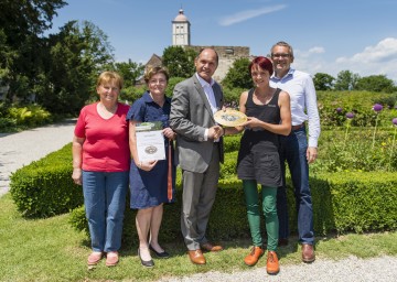 Übergabe des „Goldenen Igels“ an das Gartenteam auf Schloss Schallaburg: die Gärtnerinnen Rosi Oberleitner und  Eva Linsberger, Landeshauptmann-Stellvertreter Mag. Wolfgang Sobotka, Gartenleiterin Johanna Moser und Schallaburg-Geschäftsführer Kurt Farasin. (v.l.n.r.)