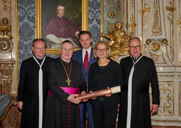 Mit der neuen Zeitkapsel, von links nach rechts: Stifts-Kämmerer Anton Höslinger, Prälat Maximilian Fürnsinn, Bürgermeister Stefan Schmuckenschlager, Landeshauptfrau Johanna Mikl-Leitner und Stiftspfarrer Stadtdechant Reinhard Schandl.