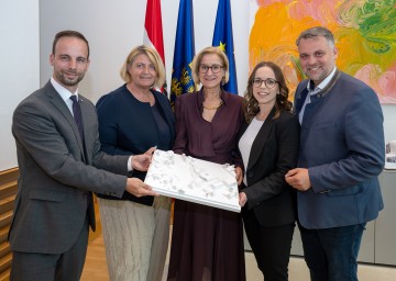 von links nach rechts: Bürgermeister Daniel Lachmayr, Vizebürgermeisterin Birgit Wallner, Landeshauptfrau Johanna Mikl-Leitner, Amtsleiterin Isabell Grindling und Landtagsabgeordneter Lukas Michlmayr.