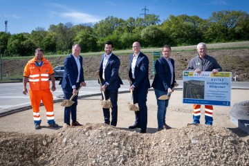 v.l.n.r NÖ Straßenbaudirektor Stv. Rainer Irschik, LH-Stv. Udo Landbauer, Andreas Fromm, Geschäftsführer ASFINAG Bau Management GmbH, Bürgermeister Florian Pfaffelmaier