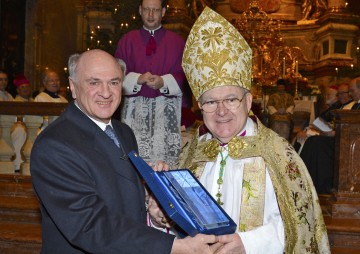 Landeshauptmann Dr. Erwin Pröll überreichte im Stift Klosterneuburg Abtprimas Prälat Bernhard Backovsky einen Gläsernen Leopold als Geschenk zum 70. Geburtstag.