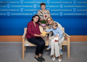 (v.l.n.r.) Susanne Haidegger, Cornelia Blümel und Landeshauptfrau Johanna Mikl-Leitner mit Florian.