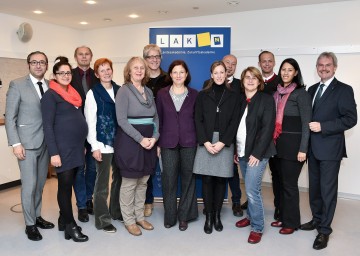 Im Bild von links nach rechts: Mag. Murat Düzel (Leitung Integrationsservice, NÖ Landesakademie), Duygu Yilmaz-Binici (Kematen/Ybbs), Johann Gruber (Pöchlarn), Maria Kvarda (Hollabrunn), Mag.a (FH) Lisa Kolb-Mzalouet (Kursleitung, NÖ Landesakademie), Erwin Zimmermann DSA (Wr. Neustadt), Mag.a Lisa Sterzinger (Wr. Neustadt), Marion Fahrngruber (St. Pölten), Franz Babka-Nowak (Bruck/Leitha), Gerti Taferner (Bruck/Leitha), Markus Hermeka (Mistelbach), Kim Moser (Amstetten), Landesrat Mag. Karl Wilfing