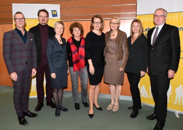 Brendan McCormack, Christoph von Dach, Hanna Mayer, Irene Leu, Sozial-Landesrätin Christiane Teschl-Hofmeister, Renate Tewes, Barbara Stöckl und Otto Huber (v.l.n.r.) 