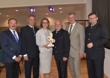 Bei der Eröffnung des neuen Gemeindezentrums in Matzendorf-Hölles: Nationalrat Hans Rädler, Vizebürgermeister Leopold Schagl, Landeshauptfrau Johanna Mikl-Leitner, Bürgermeister Johann Grund, Bundesrat Martin Preineder und Landtagsabgeordneter Franz Rennhofer (v.l.n.r.)