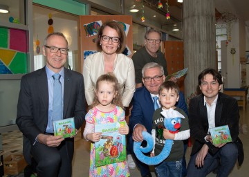 Von links nach rechts: HYPO-NÖ-Vorstand Wolfgang Viehauser, Bildungs-Landesrätin Christiane Teschl-Hofmeister, Schauspiel-Star Christian Tramitz, Gemeindebund-Präsident Alfred Riedl und Autor Ferdinand Auhser besuchten anlässlich des Österreichischen Vorlesetages den NÖ Landeskindergarten in St. Pölten