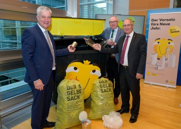 Präsentierten die Vereinheitlichung der Müllsammlung mit dem Gelben Sack: Präsident Anton Kasser, LH-Stellvertreter Stephan Pernkopf und Vizepräsident Roman Stachelberger (v.l.n.r.).