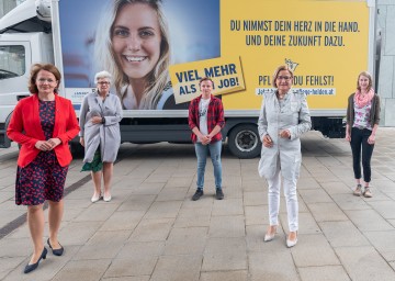 Landesrätin Christiane Teschl-Hofmeister, Direktorin Marianne Tanzer, M.A., Manuel Hartmann (Auszubildender der Pflegefachassistenz-Ausbildung), Landeshauptfrau Johanna Mikl-Leitner und Stefanie Gamsjäger (Auszubildende der Pflegeassistenz-Ausbildung)