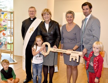 Diakon Walter Friedreich, Landesrätin Mag. Barbara Schwarz, Kindergartenleiterin Franziska Kurz sowie Landtagsabgeordneter und Bürgermeister René Lobner gemeinsam mit Kindern des neu eröffneten Kindergartens „Wolkenschiff“. (v.l.n.r.)