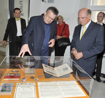 Landeshauptmann Dr. Erwin Pröll und der Kurator Prof. Matthias Henke bei der Eröffnung des „ernst krenek forums“ in der Minoritenkirche in Krems.