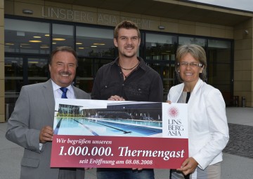 Bad Erlachs Bürgermeister Johann Rädler (links) und LR Dr. Petra Bohuslav gratulierten dem 1.000.000sten Besucher der Therme Linsberg Asia Marco Riederer aus Wien.