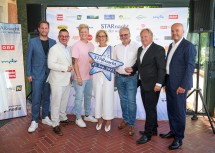 (v.l.n.r.) Florian Illich, interim. Unterhaltungschef ORF, Karl Trahbüchler, Programmchef ORF NÖ Radio, Musiker Thorsteinn Einarsson, Landeshauptfrau Johanna Mikl-Leitner, Bürgermeister Rossatz-Arnsdorf Josef Wildam, Technischer Direktor ORF Harald Kräuter und Veranstalter Martin Ramusch.