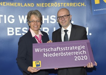 Wirtschaftsstrategie Niederösterreich evaluiert und verbessert. Im Bild von links nach rechts: Landesrätin Dr. Petra Bohuslav und Mag. Georg Bartmann, Leiter der Abteilung für Wirtschaft, Tourismus und Technologie beim Amt der NÖ Landesregierung