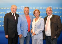 Präsentierten die geplanten Gesundheitszentren: Landesrat Martin Eichtinger, NÖ GKK-Obmann Gerhard Hutter, Landeshauptfrau Johanna Mikl-Leitner und der Präsident der NÖ Ärztekammer, Christoph Reisner (v.l.n.r.) 
 
