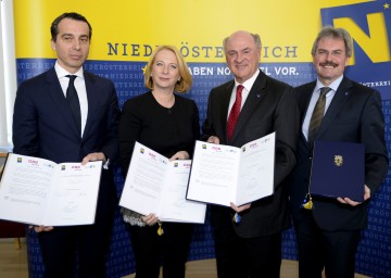 Vereinbarung unterzeichnet: ÖBB-Vorstandsvorsitzender Mag. Christian Kern, Bundesministerin Doris Bures, Landeshauptmann Dr. Erwin Pröll und Landesrat Mag. Karl Wilfing (v. l. n. r.)