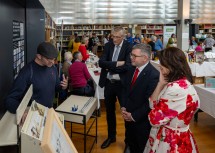 Beim Rundgang bei der biblio aktiv Fachmesse in der NÖ Landesbibliothek