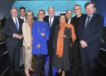 Im Bild von links nach rechts: LH a. D. Erwin Pröll, Geschäftsführer Guido Wirth, LR Petra Bohuslav, LH Johanna Mikl-Leitner, Bürgermeister Klaus Schneeberger, 3. Landtagspräsidentin Karin Renner, Nationalratspräsident Wolfgang Sobotka, Künstlerischer Leiter Kurt Farasin und LR Gottfried Waldhäusl.