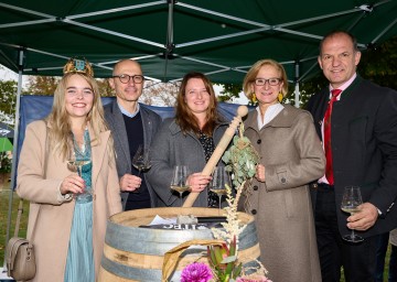 (v.l.) Weinkönigin Sophie Hromatka, die Falstaff prämierten Christoph und Sonja Artner, Landeshauptfrau Johanna Mikl-Leitner und Bürgermeister Otto Auer bei der Eröffnung des 25. Winzerpfades Höflein.