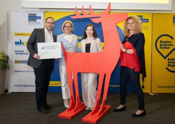 Thomas Arthaber von der Waldviertelakademie, Landeshauptfrau Johanna Mikl-Leitner, Gabriele Rochla von der Waldviertelakademie und Elisabeth Adamowitsch vom Schulprojekt "On the Edge oba mittendrin". (v.l.)