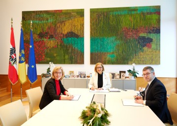 Bei der Unterschrift zum „Mobilitätspaket nördliches NÖ“ (v.l.): Klimaschutzministerin Leonore Gewessler, Landeshauptfrau Johanna Mikl-Leitner und Landesrat Ludwig Schleritzko.