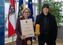 Landeshauptfrau Johanna Mikl-Leitner zeichnete Gottfried Helnwein mit dem „Goldenen Komturkreuz des Ehrenzeichens für Verdienste um das Bundesland Niederösterreich“ aus.