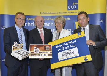 Präsentation des neuen Standortes für die Niemetz Schwedenbomben: Mag. Gerald Neumair, Vorsitzender des Verwaltungsrates von Heidi Chocolat AG, Landeshauptmann Dr. Erwin Pröll, Wirtschafts-Landesrätin Dr. Petra Bohuslav und Mag. Gerhard Schaller, Geschäftsführer der Heidi Chocolat AG Niemetz Schwedenbomben Niederlassung Österreich. (v.l.n.r.)