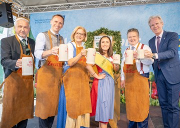 Wiener Rathausplatz wird wieder zur Bühne für das Waldviertel. Im Bild von links nach rechts: Waldviertel-Tourismus Aufsichtsratsvorsitzender Fritz Weber, Landesrat Jochen Danninger, Landeshauptfrau Johanna Mikl-Leitner, Hopfenprinzessin Vanessa, Bürgermeister Michael Ludwig und Karl Schwarz, Inhaber und Geschäftsführer Privatbrauerei Zwettl