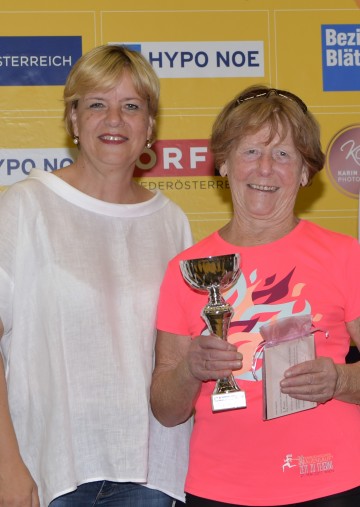 Landesrätin Barbara Schwarz gratulierte der ältesten Teilnehmerin am heurigen NÖ Frauenlauf: Laura Seyfried (83 Jahre) nahm als einzige Läuferin in der Gruppe über 80 Jahre teil