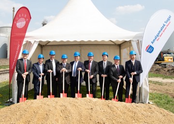 Agrana und Amalgamated Sugar errichten neue Betain-Anlage in Zuckerfabrik Tulln. Spatenstich erfolgte mit Martin Doppler von Agrana, Bürgermeister Peter Eisenschenk, Konrad Halwax von Agrana,  Landesrat Ludwig Schleritzko, Agrana-Vorstandsvorsitzenden Johann Marihart, Joe Huff von Amalgamated, CEO John McCreedy von Amalgamated, Mike Garner von Amalgamated und Bezirkshauptmann Andreas Riemer (v.l.n.r.).